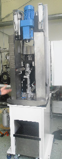 Jednoúčelový stroj určený pro vyvrtávání skříní řízení po tlakovém lití. Svařovaný rám je osazený zakládacími a upínacími přípravky a osazen vyvrtávací jednotkou s kuželem pro nástroj ISO40.
