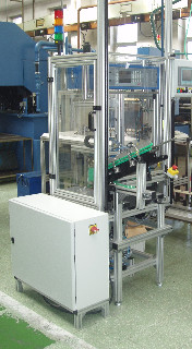 Jednoúčelový stroj je určen ke kontrole určených rozměrů, tepelného zpracování a přítomnosti trhlin hlav ventilů.